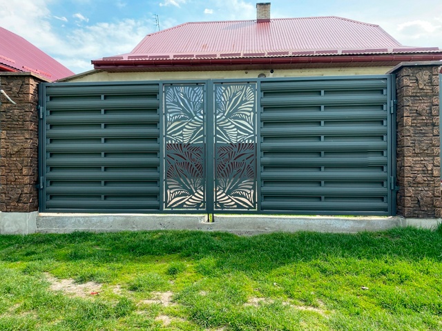 Ворота распашные металлические панели с декором (3500х1800 мм)