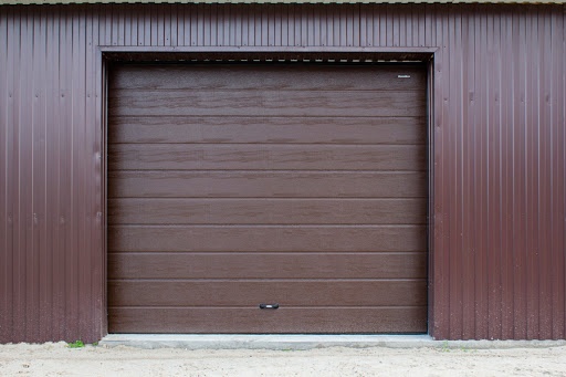 Ворота гаражні Doorhan 3900x2500 коричневі з центральним пазом
