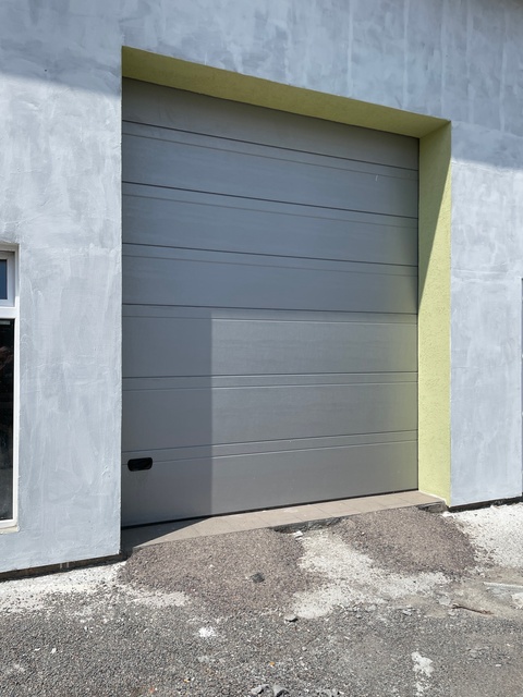 Секційні гаражні ворота Ryterna 2580 мм * 2120 мм в кольорі RAL 9006