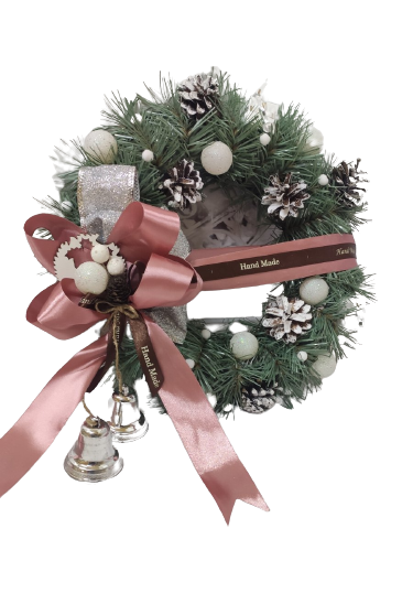 Рождественский венок из искусственной хвои с декором (розовый бантик, Ø 40 см)