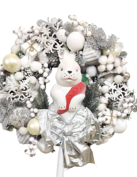 Рождественский венок из искусственной хвои с декором (белые игрушки и заяц, Ø 40 см)