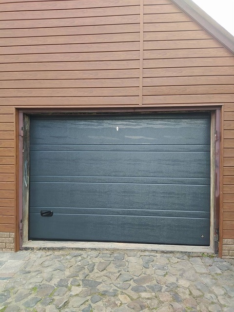 Секційні гаражні ворота Ryterna в Темно-сірому кольорі 2 550мм на 2 930мм